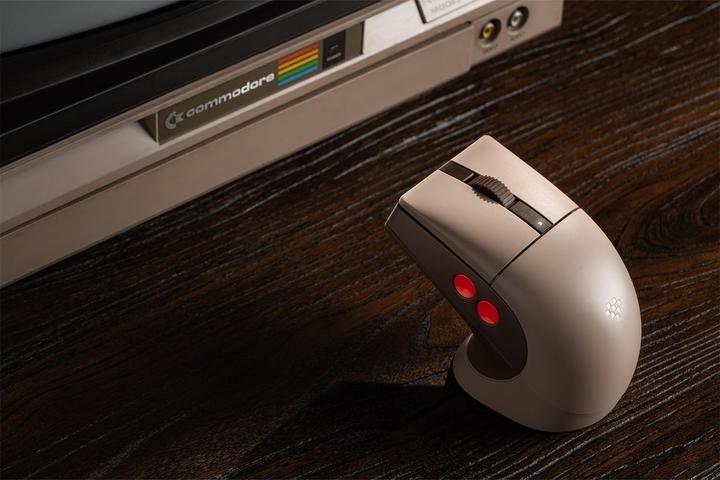 Produktbild 8bitdo - Retro R8 Mouse C64 Edition - Grey (Docking, Kabelgebunden, Kabellos)