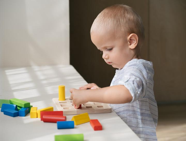 Produktbild Plantoys Lochbrett Geometrie