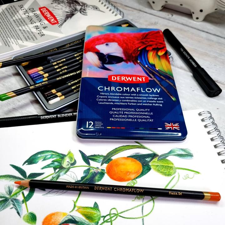 Immagine prodotto Derwent Matite colorate Chromaflow (Rosa cipria, Fiammingo, Naturale Marrone, Scarlatto, verde erba, Denim, Giallo Sole, Azzurro, Basilico, Nero, Lilac, Bianco, 12 x)