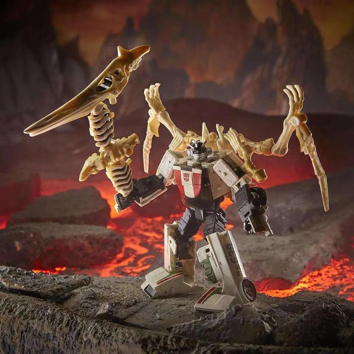 Actual product image Hasbro Transformers Generations War for Cybertron: Kingdom Action Figure Deluxe 2021 Wingfinger