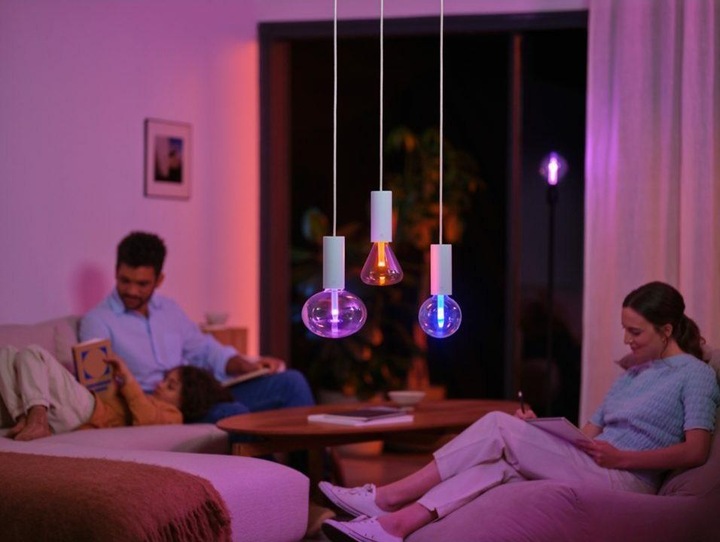 Actual product image Philips Hue White & Colour Ambiance Lightguide Triangle (E27, 6.80 W, 500 lm, 1 x, G)