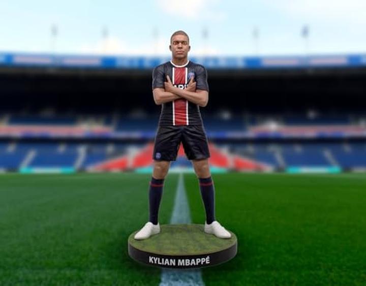 Immagine prodotto Creative Distribution Statuetta Football's Finest résine 1/3 Paris Saint-Germain (Kylian Mbappe) 60 cm