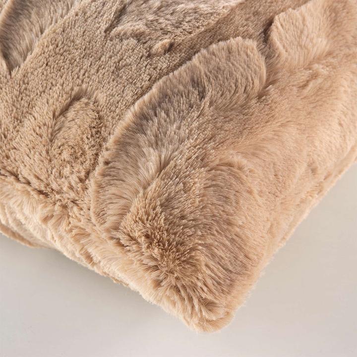 Produktbild Douceur D'intérieur Flauschiges Kuschelkissen 45x45 cm - Traumhaft weiches Dekokissen, Sandfarbiges Kunstfell (45 x 45 cm)