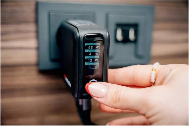 Actual product image Verbatim Mini GaN Charger 4 Port 140W w Display (EU/UK/US) (140 W, 4 ports)