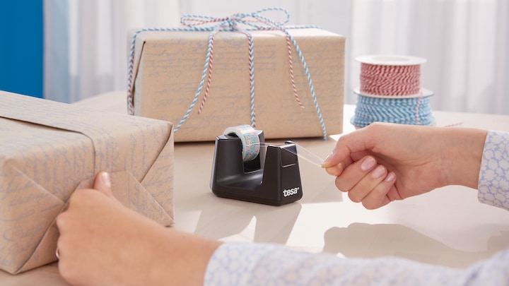 Image du produit tesa Dévidoir de ruban adhésif EASY CUT SMART pour tables, avec technologie antidérapante, 4 rouleaux de
