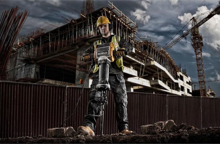 Produktbild DeWalt ABBRUCHHAMMER Sechskantstiel 28mm 2100W 62J 31kg D25981 (Akkubetrieb)