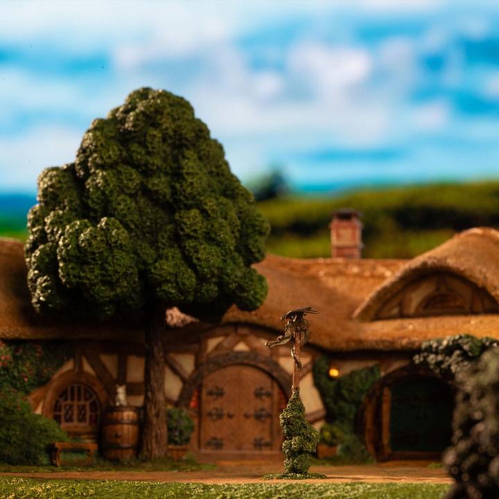 Actual product image Weta Workshop Le Seigneur des Anneaux statuette The Green Dragon Inn