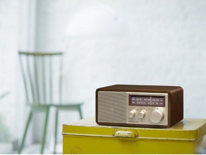 Actual product image Sangean Genuine 110 Plus WR11BT wooden portable retro table radio with Bluetooth & USB charging function (FM, MW, AM, NFC, Bluetooth)