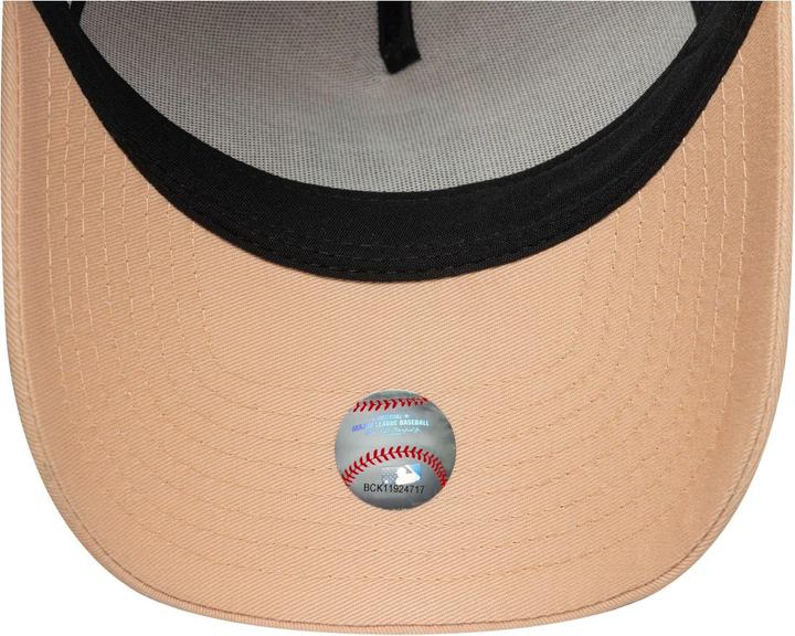 Actual product image New Era Damen A-Frame Trucker Cap New York Yankees Beige