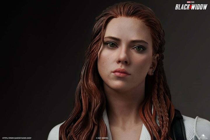 Actual product image Queen Studios Black Widow "Black Widow - Snow Suit Edition" 1/4 Statue