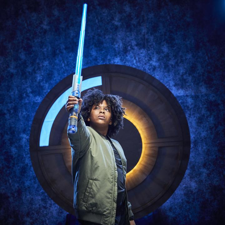 Actual product image Star Wars Lightsaber Forge Kyber Core Cal Kestis, blaues individualisierbares elektronisches Lichtsc