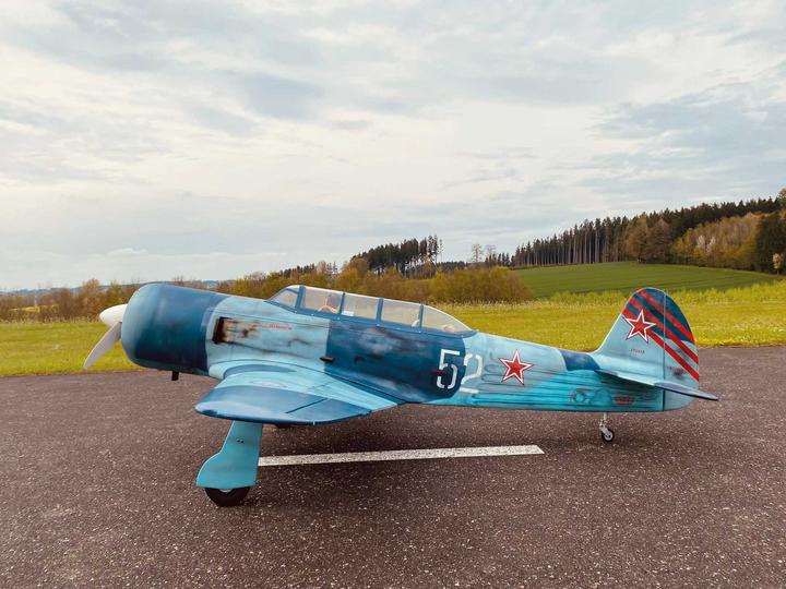 Image du produit Black Horse Yak 11 / 2350mm ARF Warbird avec train d'atterrissage rétractable électrique ( BH187 ) (Oiseau de guerre)