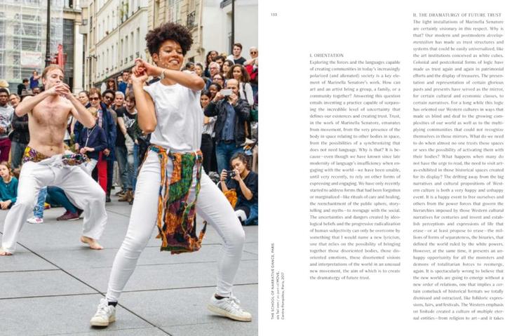 Immagine prodotto Marinella Senatore (Inglese, Tedesco, Chus Martínez, Helena Pereña, Jürgen Tabor, Marinella Senatore, Marion Blomeyer, Michael Buhrs, Nora Sternfeld, Théo-Mario Coppola, 2023)