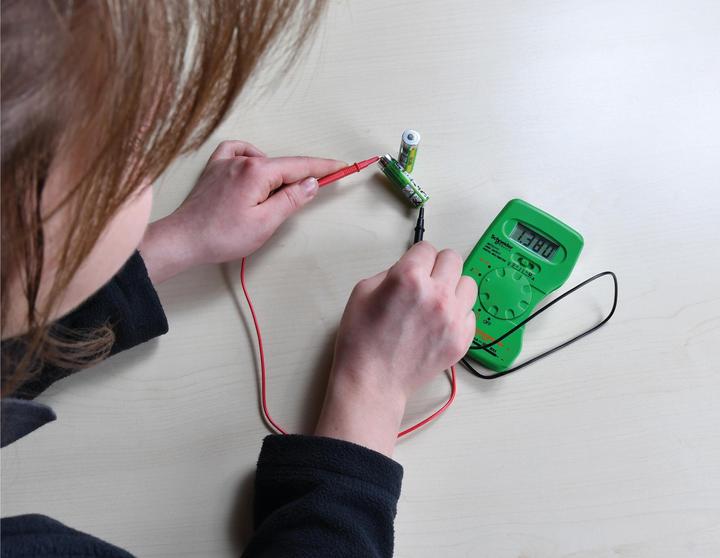 Actual product image Schneider Electric THORSMAN Multimeter IMT23212 (CAT III 300V)