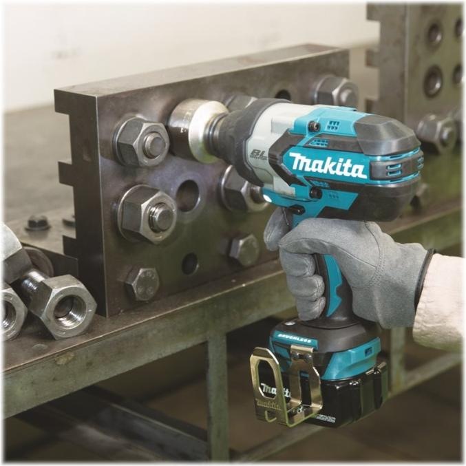 Produktbild Makita DTW1002RTJ Akku-Schlagschrauber 18V, 2x5,0Ah Li-Ion, 1000 Nm, 1 (Akkubetrieb)