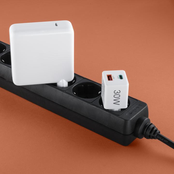 Produktbild Hama Schnellladegerät, 1x USB-C PD, 1x USB-A QC, Mini-Ladegerät, 30 W, Weiss (30 W, 2 Ports)