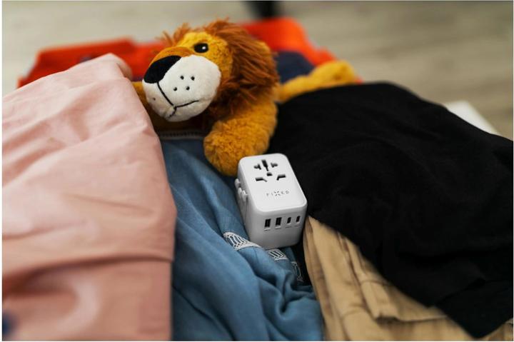 Actual product image Fixed Voyager 65 W travel adapter for EU, UK and USA/AUS, with 3xUSB-C and 2xUSB output, GaN, PD 65W, whit