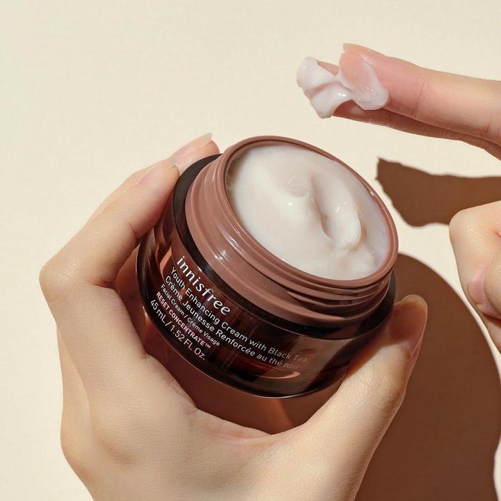 Produktbild Innisfree Black Tea Youth Enhansing Cream 45ml (45 ml, 24h Creme)