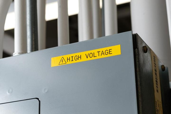 Image du produit Brady M6C-500-595-YL, Ruban vinyle haute performance, jaune, brillant, 12.70 mm x 15.24 m, permanent