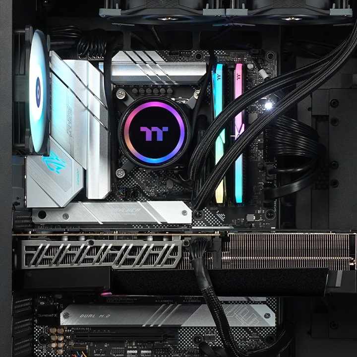 Produktbild Thermaltake Titan Black (Intel Core i9-13900KF, 32 GB, 2000 GB, GeForce RTX 4090)