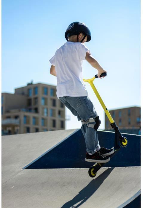 Actual product image Black Dragon Stunt Scooter - Vert Racer - Zwart/Fluorgeel