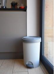 EDA Tret-Abfallbehälter Stepy, 15 Liter, PP, weiss modernes Design, mit Tretpl (15 l)