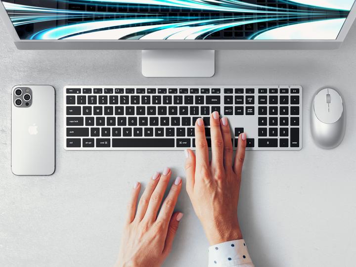 Produktbild Satechi Slim X3 Multisync Backlit Alu BT Keyboard (Mac) (CH, Kabelgebunden, Kabellos)