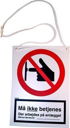Actual product image JO Safety Plast skilt med snor 210x148mm. Dobbeltsidet tryk med tekst: Må ikke betjenes. The work is done on