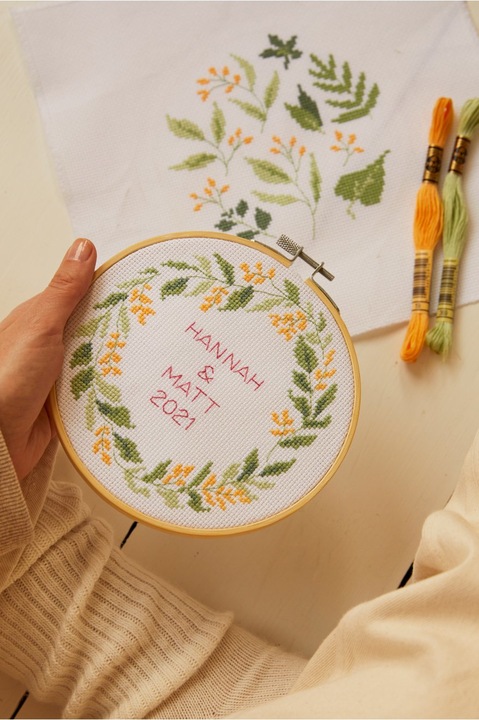Image du produit DMC Kit de broderie Mindful Making Duo Couronne de fleurs, Ø 15.7 cm