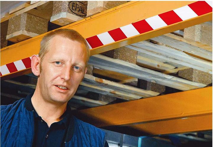 Actual product image tesa ® Markierungsband 33m:50mm rot/weiss (50 mm)