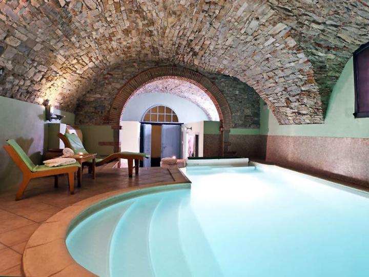 Immagine prodotto Smartbox 2 notti in un hotel 4* in Toscana con massaggio per due persone e accesso al centro benessere (2 Persone)