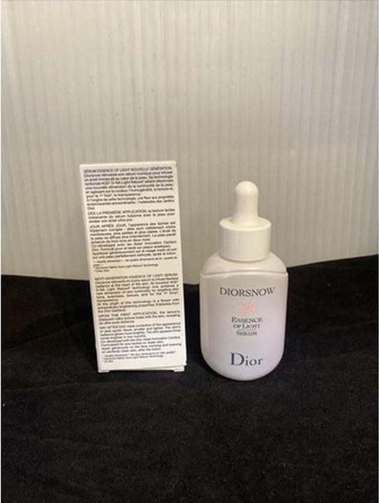 Actual product image Dior Essence of Light ( Pure Concentrate of Light Brightening Milk Serum) - Volume: 30 ml (30 ml)