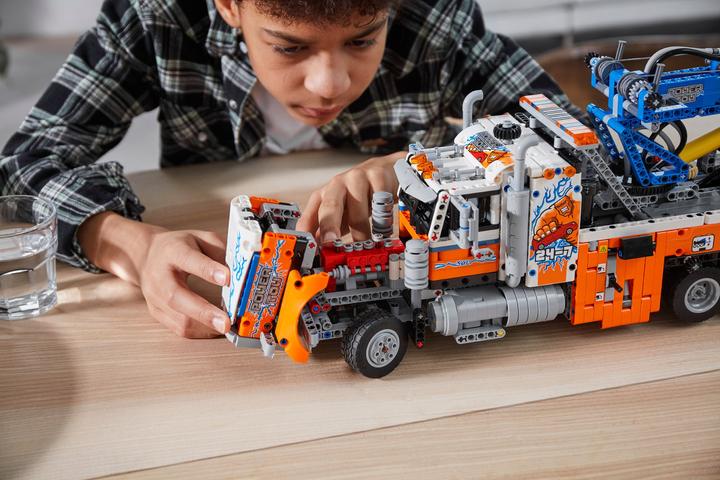 Actual product image LEGO Technic 42128 Heavy tow truck (42128, LEGO Technic)