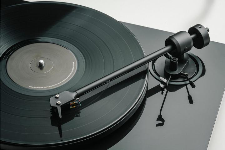 Produktbild Pro-Ject E1.2 + Pick It MM E - Hochglanzschwarz / Plattenspieler / Gurt / Cinch-Kabel 1,23 m (Manuell)