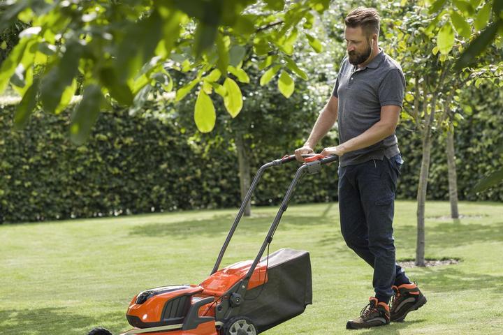 Actual product image Husqvarna LC 247i (Rechargeable battery operated)