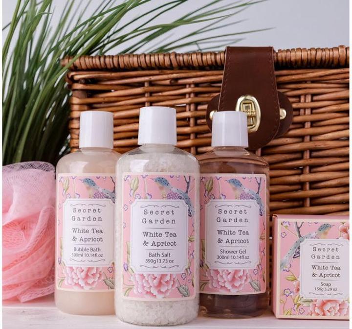 Accentra Geschenkset SECRET GARDEN in Picknickkorb aus Weide, inkl. 300ml Duschgel, 300ml Schaumbad, 390g Bad (Haarpflege Set)