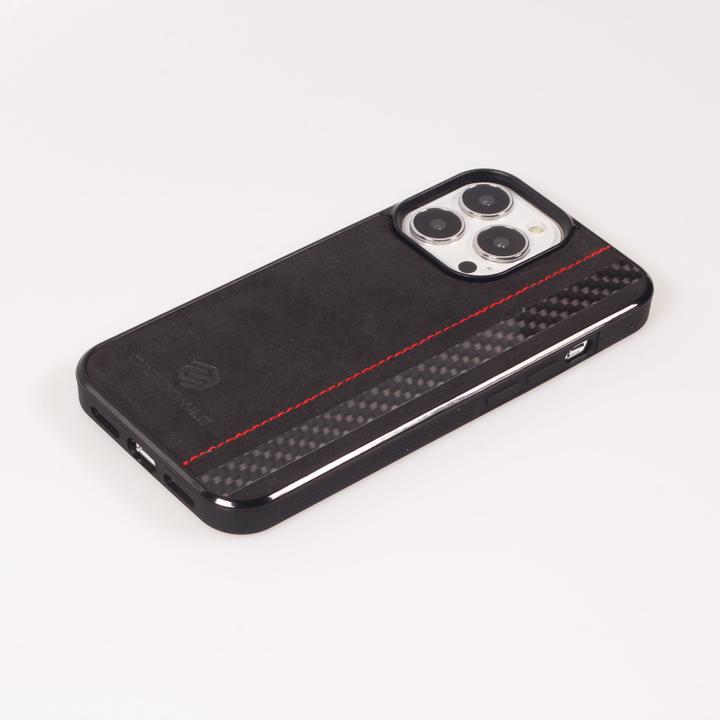 Produktbild Carbomile Hülle Alcantara und Carbon mit roten Nähten (Apple iPhone 15 Pro Max)