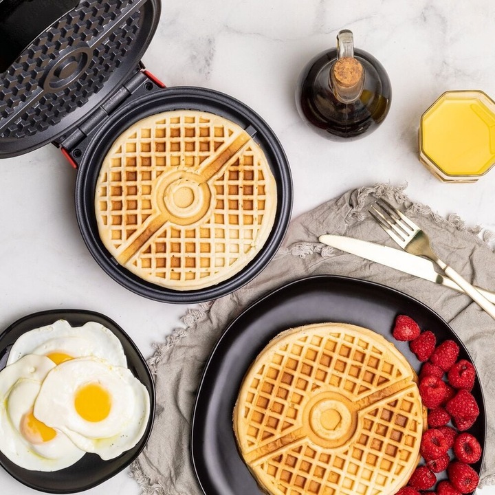 Actual product image Uncanny Brands Pokemon Waffle Maker Pokeball (EU plug)