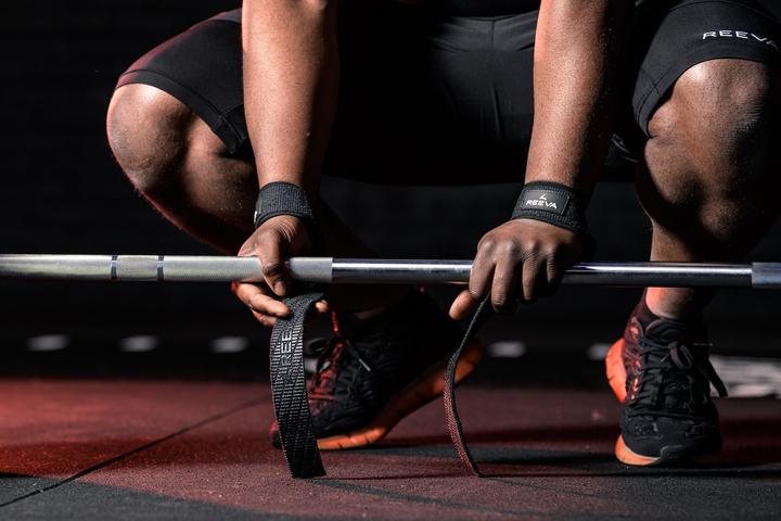 Actual product image Reeva Lifting Straps mit Polsterung – Gewichthebe-Straps Schwarz, Powerlifting & Fitness Trainingsgu