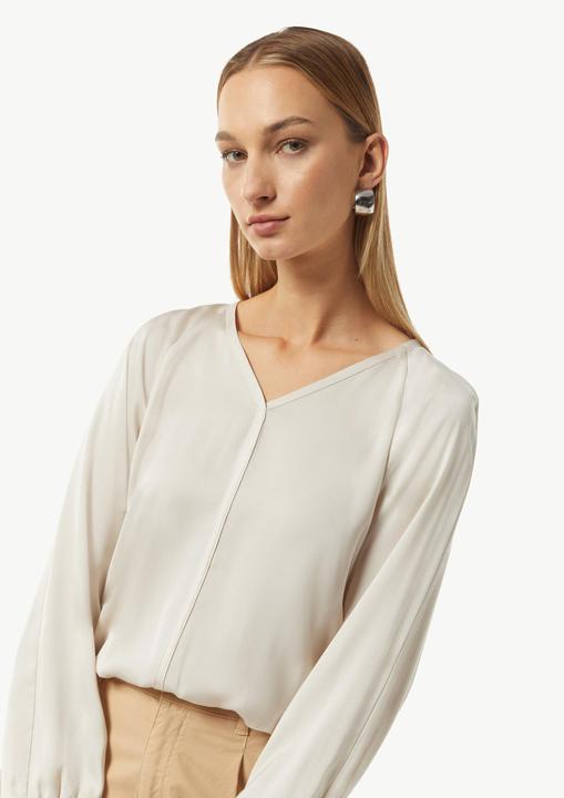 Actual product image Comma Bluse Satinierte Bluse mit V-Ausschnitt (46)