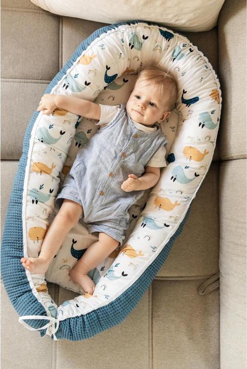 Image du produit Ullenboom Nid d'ange & cocon gaufré motif baleines bleues
