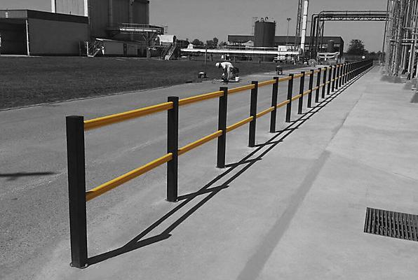 Actual product image kaiserkraft FLEX IMPACT handrail system, yellow posts - yellow/black struts, width 1250 mm.