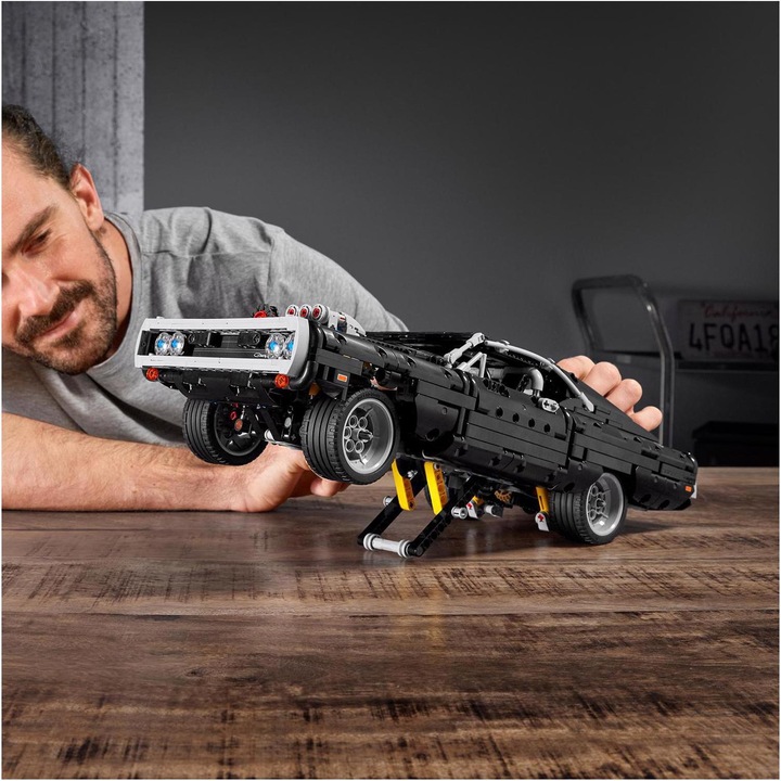 Actual product image LEGO Dom's Dodge Charger (42111, LEGO Technic)