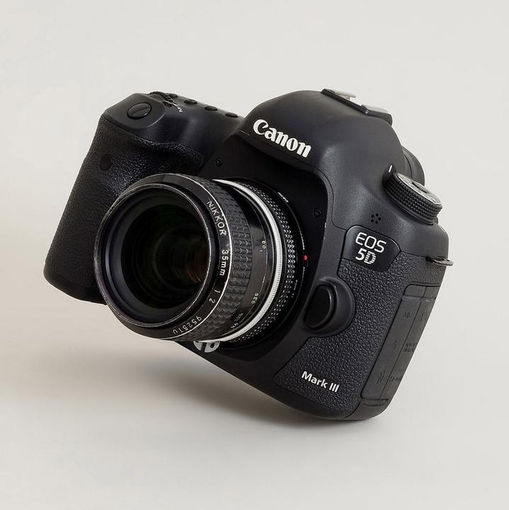 Produktbild Urth Lens Mount Adapter: Compatible with Nikon F Lens to Canon (EF / EF S) Camera Body