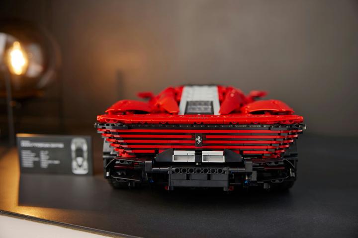 Actual product image LEGO Ferrari Daytona (42143, LEGO Technic)