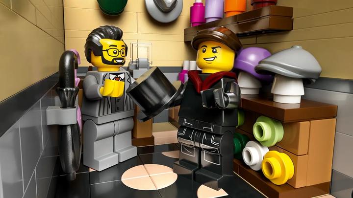 Actual product image LEGO Tudor-style corner house (10350, LEGO Icons, LEGO Rare Sets)