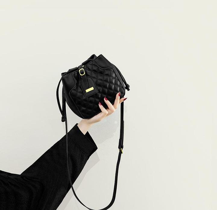 Immagine prodotto Only-Bags.Store Schicke Mini Crossbody Bucket Bag - Kollektion Frühjahr/Sommer 2024, luxuriöse Textur