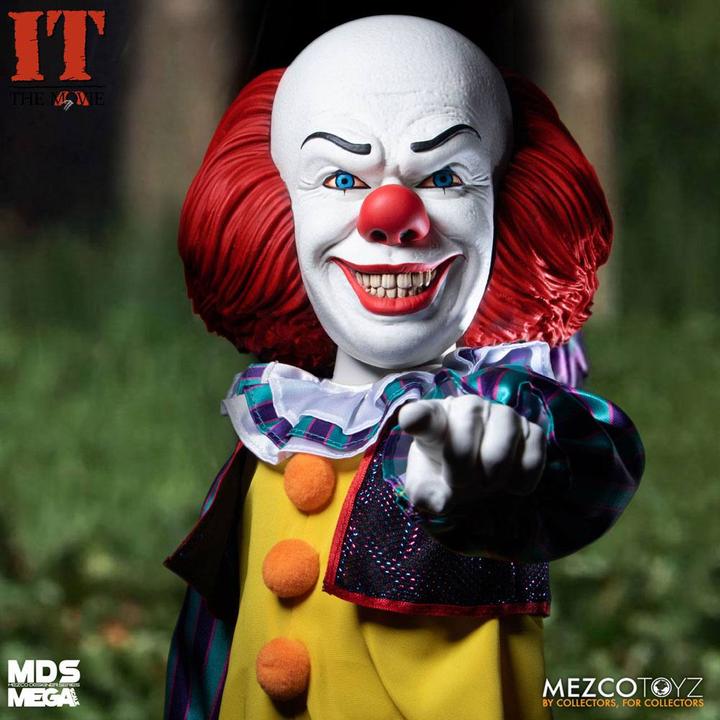 Actual product image Mezco Toys Stephen King's It: Pennywise 1990