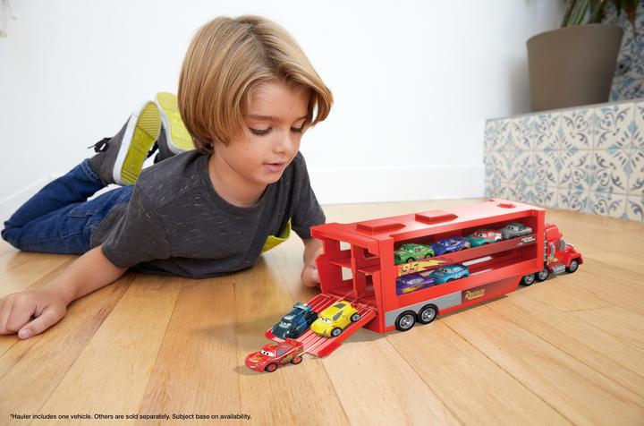 Produktbild Disney Cars Mini Racer Transporter Mack (inkl. 1 Mini Racer)