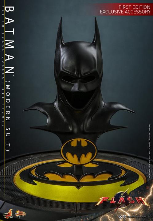 Actual product image Hot Toys The Flash figurine Movie Masterpiece 1/6 Batman (Modern Suit) 30 cm